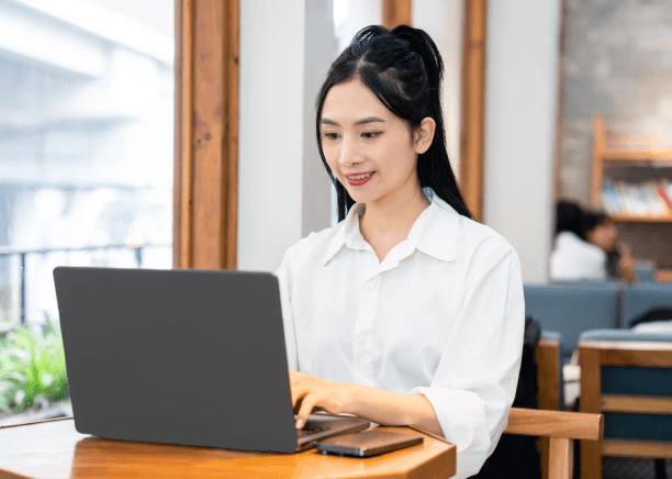 A client selects a language in live chat for Chinese Translation Services in New Jersey while viewing the supported list.