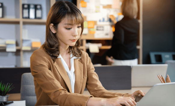 A translator providing a translated affidavit as Chinese Translation Service in New Jersey completes legal doc certification.